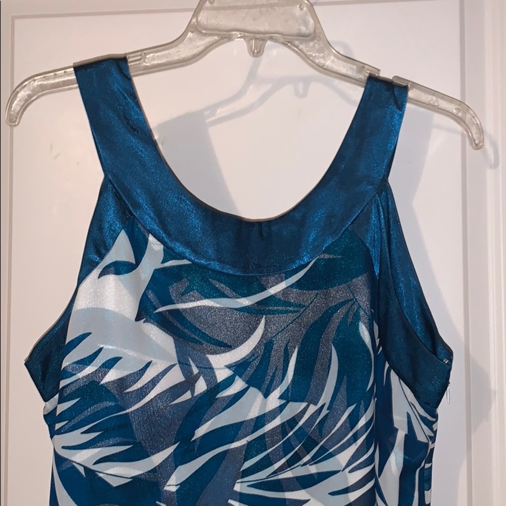 Robbie Bee Dress
Size 14P
100% polyester/lining